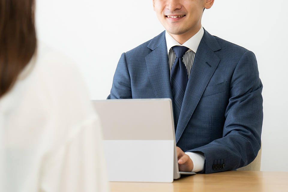 目標達成に導くための振り返りのポイントと効果的な面談のコツ